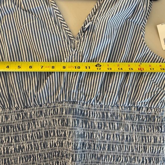 Old Navy V-Neck Tank - Picture 6 of 9